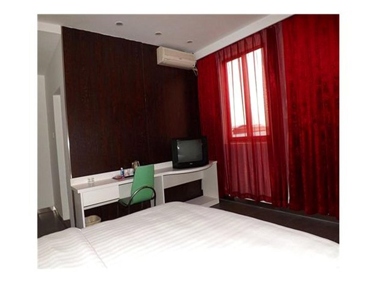 V8 Hotel Xilang Subway Branch Гуанчжоу Екстер'єр фото